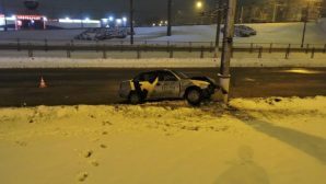Ночью в Курске такси на полной скорости врезалось в столб