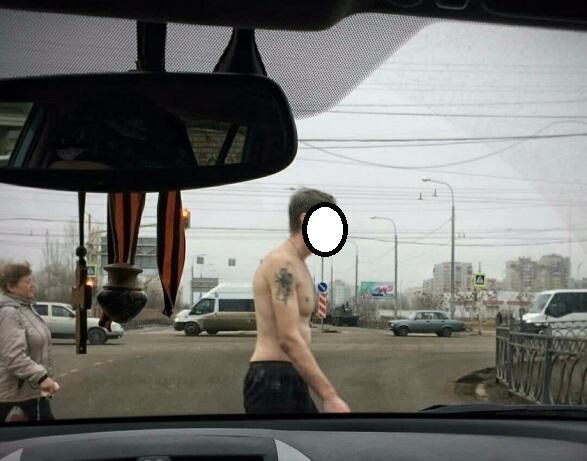 По улице Астрахани прошелся полуголый мужчина