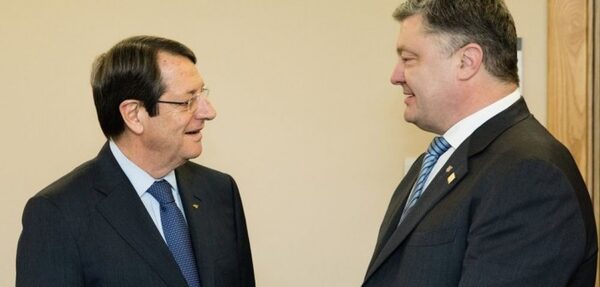 Президент Кипра пригласил Порошенко посетить страну