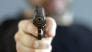 Пьяный хулиган из Магадана направил в лицо сотруднице полиции? пистолет со взведенным курком