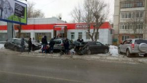 Пьяный мужчина угнал КамАЗ и снёс пять автомобилей в Архангельске