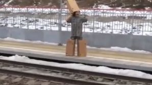 Разгуливающий по Ростову «человек-коробка» попал на видео