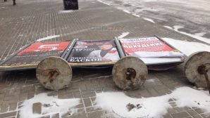 С корнем вырвал рекламные щиты сильный ветер в Ростове