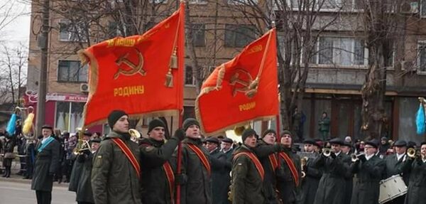 Семенченко возмущен красными флагами на параде в Кривом Роге