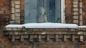 Скелет Валерий? смотрит на прохожих из окна дома в Смоленске