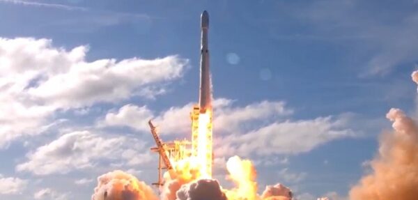 SpaceX запустил ракету Falcon Heavy