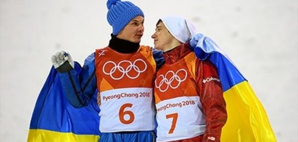Спортсмены из Украины и РФ обнялись на подиуме в Пхенчхане