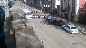 Три раскуроченные легковушки перекрыли движение в Кисловодске