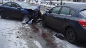 В Липецке в ДТП «БМВ» и «Киа-Рио» пострадала 21-летняя автоледи