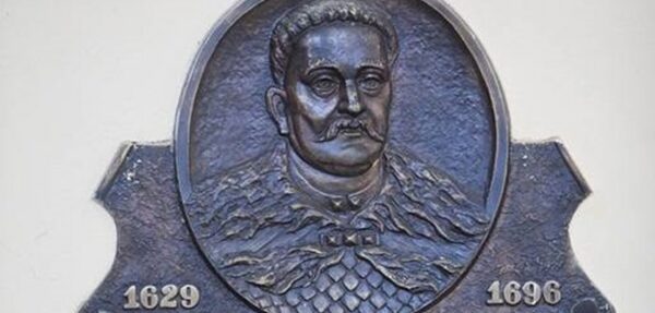 В Яворове разбили памятную таблицу польскому королю и повесили портрет Бандеры
