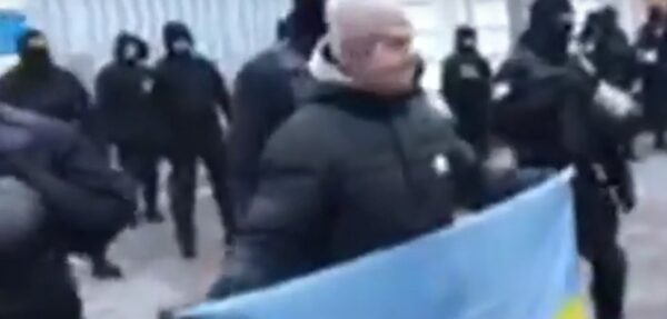 Видео: Акция протеста возле дома Порошенко