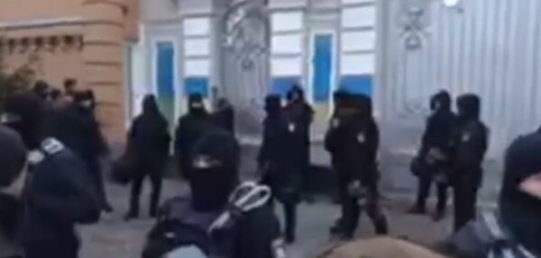 Видео: Сторонники Саакашвили оставили Порошенко послание у ворот его резиденции