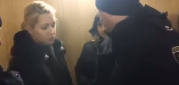 Видео: В Оболонском суде полиция обнаружила участницу Femen