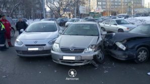Жестко столкнулись три автомобиля в Новосибирске перед Октябрьским мостом