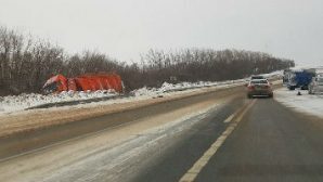 Жесткое ДТП двух грузовиков под Сызранью: КамАЗ дорожной службы в кювете