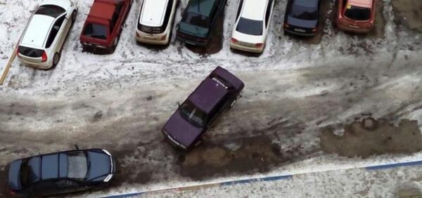 Жители Астрахани пожаловались на странно припаркованный автомобиль