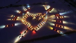 Жители Заринска создали огромную валентинку из 47 машин