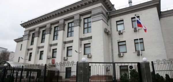13 российских дипломатов покинули Украину