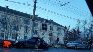 Автобус ПАЗ расплющил «Приору» о дорожное ограждение на Московском шоссе в Орле
