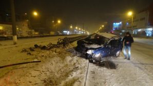 Автоледи на «Сузуки» жестко врезалась в дорожное ограждение? ночью в Курске