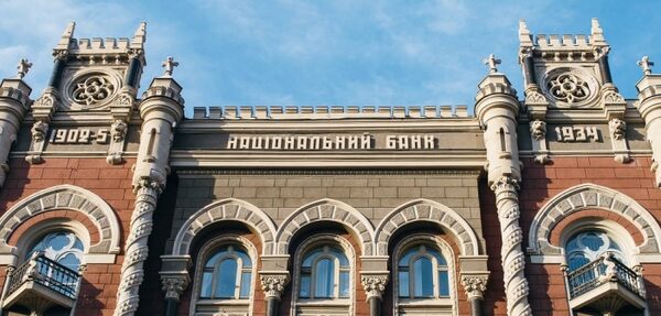 Банк Порошенко подал в суд на НБУ