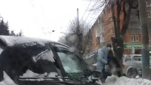 Безумный забег пешеходов-камикадзе сняли на видео в Брянске