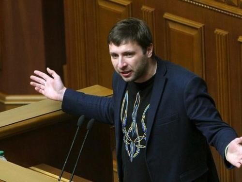 Депутат Рады надел ремень на шею охраннику в парламенте