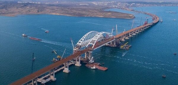 Движение по Керченскому мосту планируют начать в мае