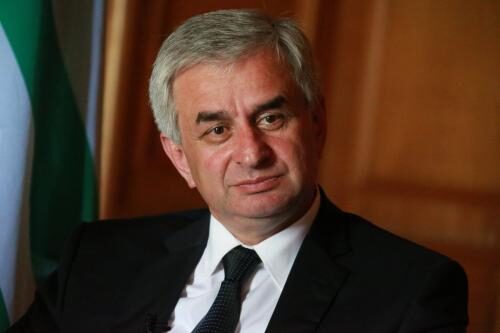 Глава Абхазии проголосал на президентских выборах в России