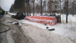 Грузовик с цистерной газа опрокинулся в Томской области