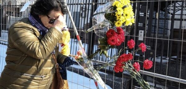 К посольству РФ в Киеве несут цветы и игрушки