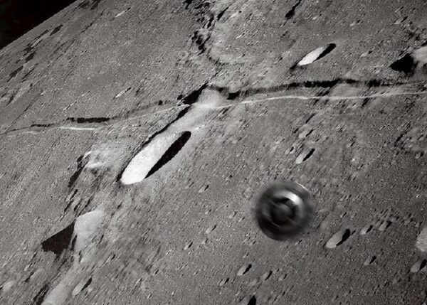 Колесо на Луне: никто не может объяснить загадочную аномалию на снимках