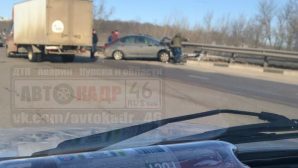 Молодая автоледи в Курске на Кировском мосту влетела в отбойник и попала в больницу