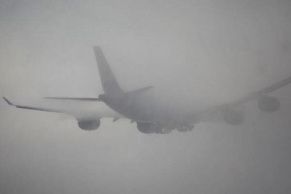 Мрачный самолет-призрак зафиксировали в небе над Великобританией