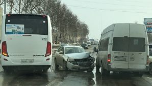 Nissan и Mitsubishi не поделили дорогу в Южно-Сахалинске