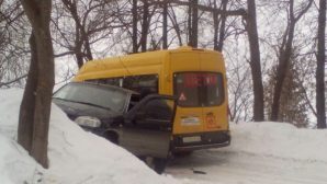 «Нива» протаранила школьный автобус в Кировской области