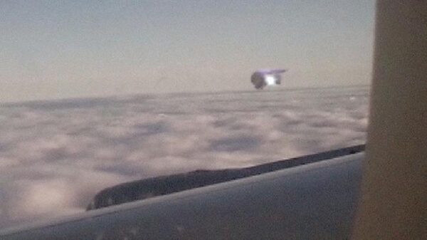 НЛО пролетел рядом с самолетом: пассажир опубликовал шокирующую видеозапись