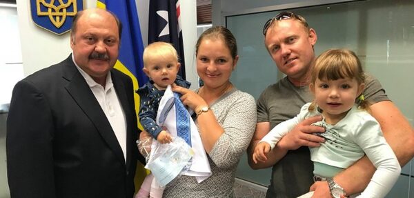 Посольство Украины в Австралии начало акцию «Рожденные в вышиванке»