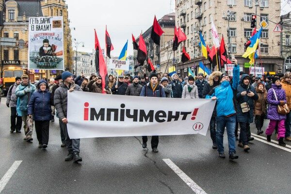 Протестующие в Киеве прорвались к памятнику Шевченко и ждут Порошенко