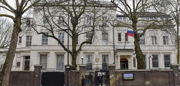 Российские дипломаты уехали из посольства в Лондоне под «Прощание славянки»