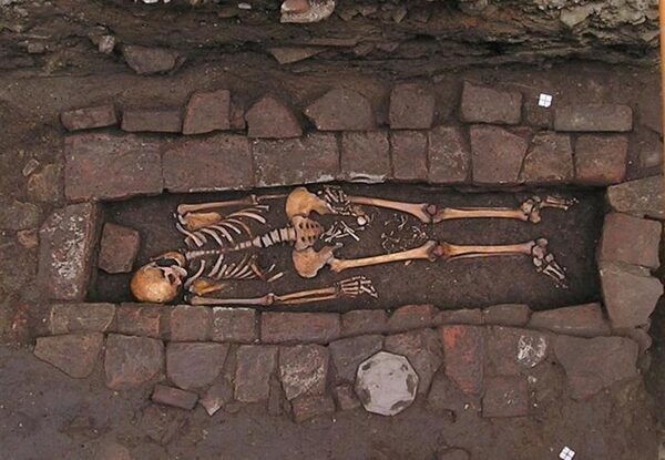 Рожденный в гробу: археологи впервые столкнулись с жутким феноменом, при вскрытии загадочной могилы