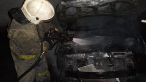 Семь пожарных тушили автомобиль в Астрахани
