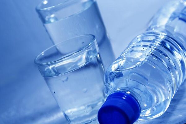 Сколько пластика содержит бутилированная вода – выяснили ученые