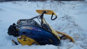 Снегоход опрокинулся на трассе, трое колымчан получили травмы