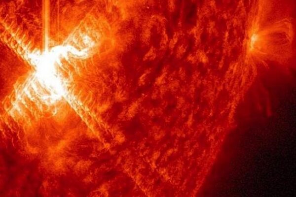 Солнце отвечает на загадочные сигналы, которые посылает огромный космический объект