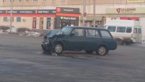 Такси и «четверка»? столкнулись в Ульяновске, есть пострадавшие