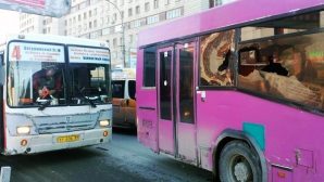 У остановки в Новосибирске столкнулись два пассажирских автобуса