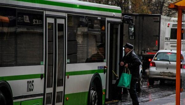Уснул на светофоре: водителя ростовской маршрутки разбудили пассажиры