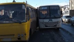В Иваново водитель легковушки устроил ДТП с двумя автобусами и скрылся
