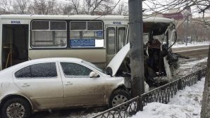 В Костроме автоледи на иномарке влетела в автобус: есть пострадавшие